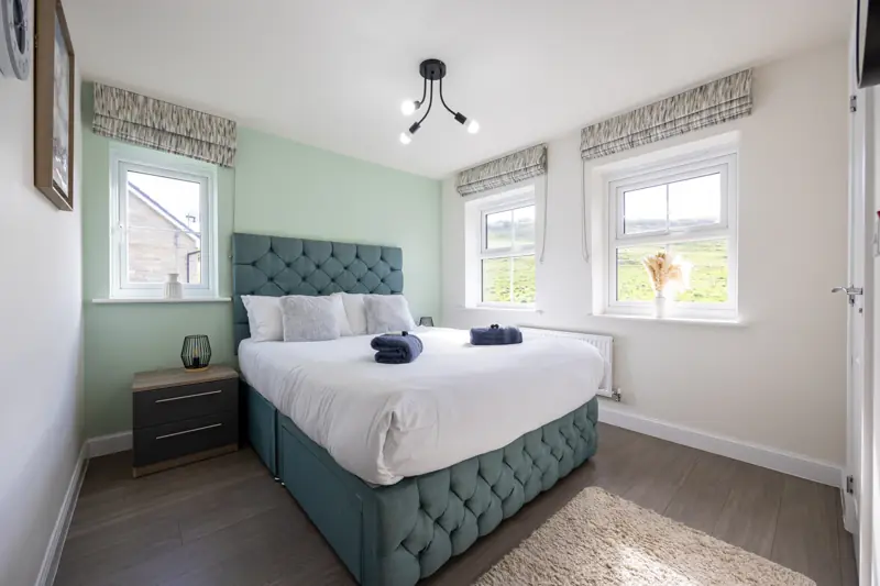 Bedroom 1, king-size